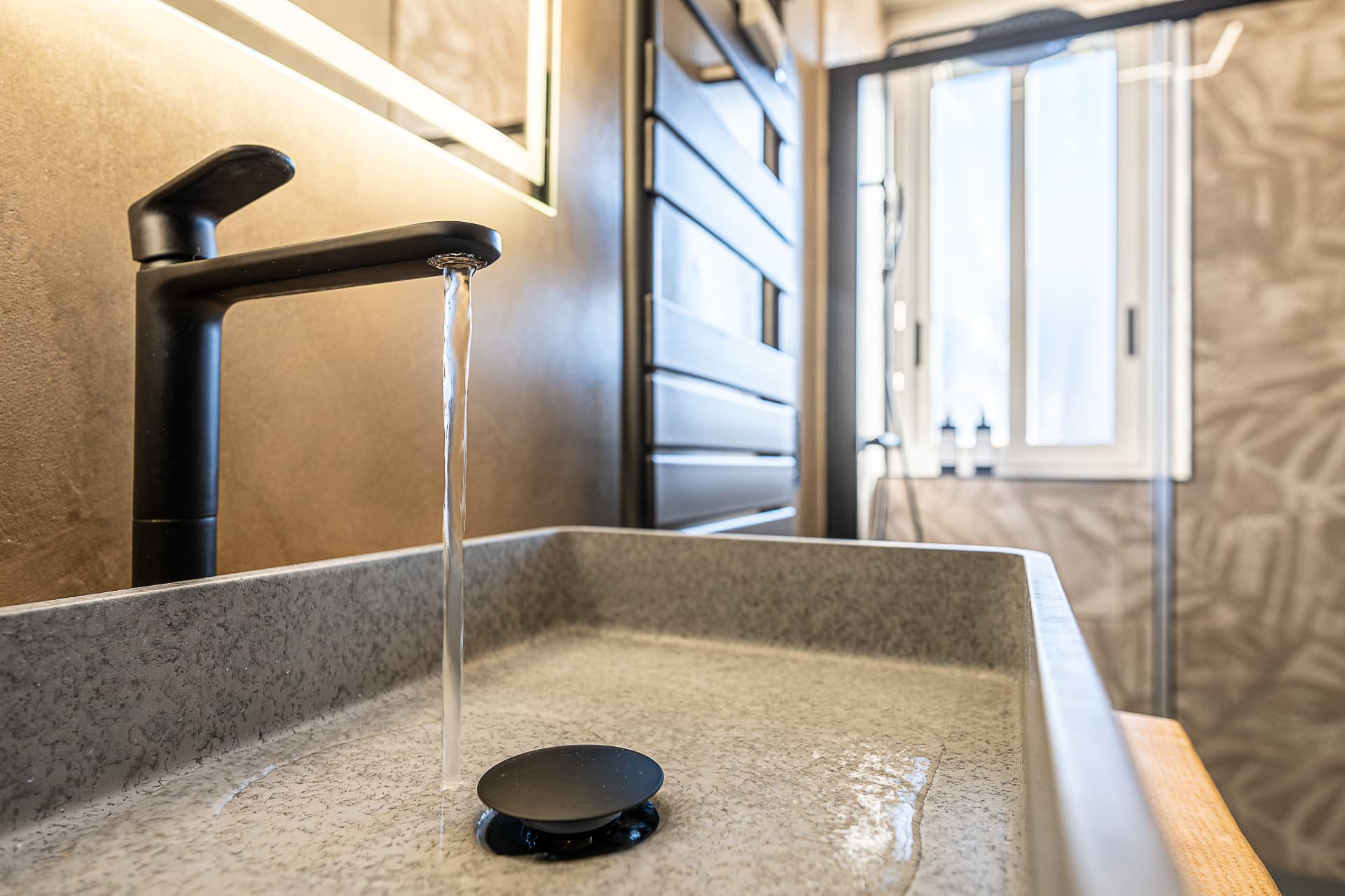 Dettaglio del lavabo in pietra del bagno