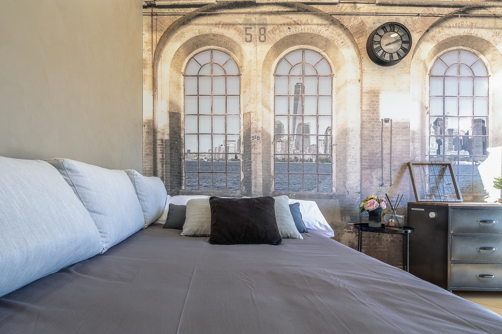 Letto matrimoniale davanti alla parete decorativa