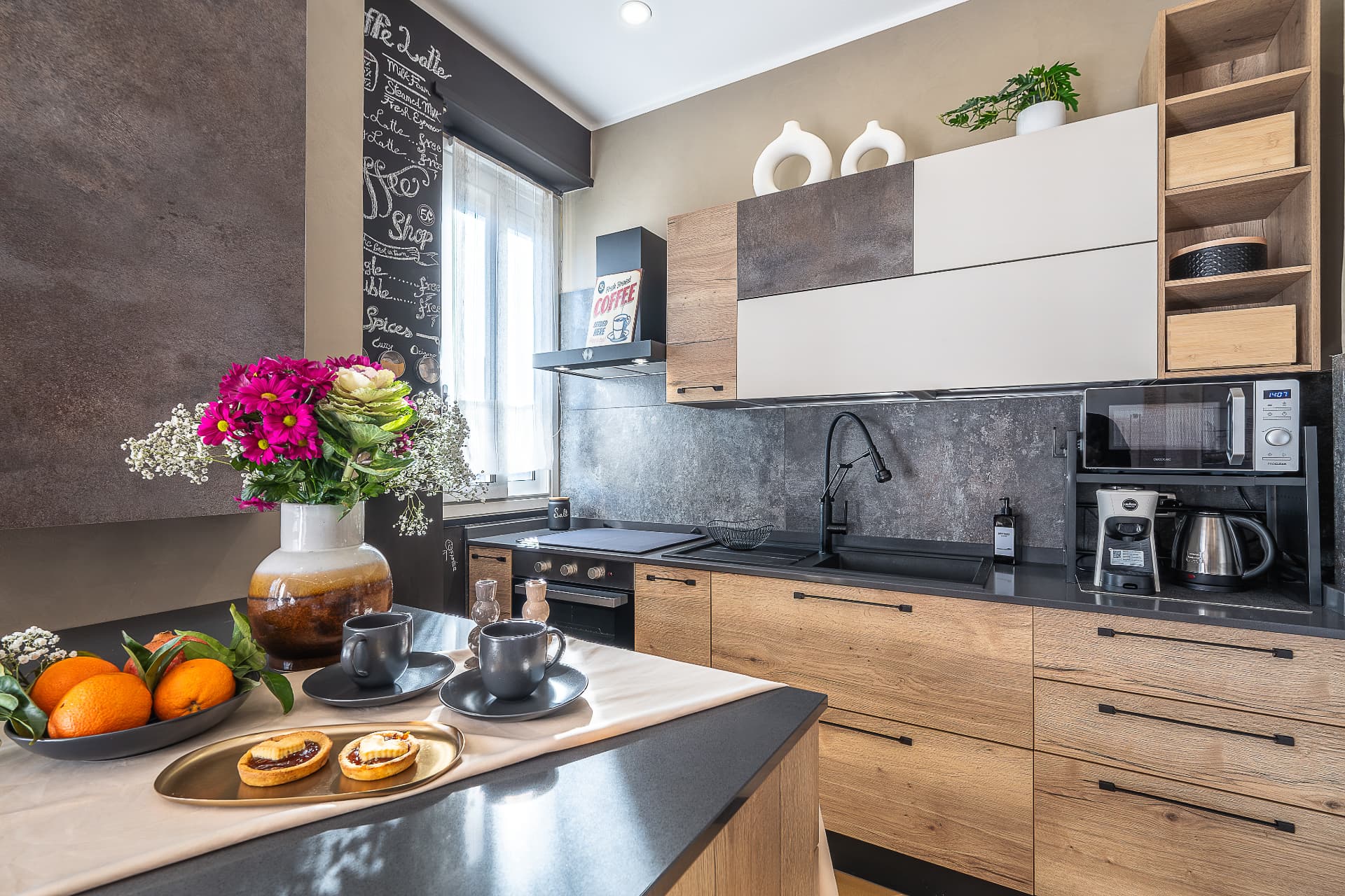 Cucina attrezzata con isola e macchina del caffè
