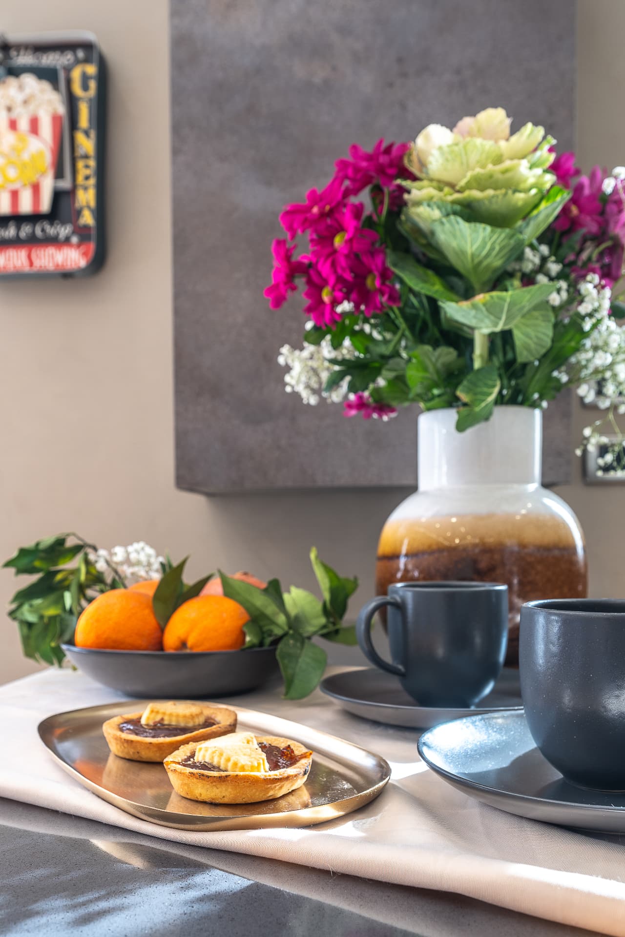 Colazione servita sull'isola della cucina