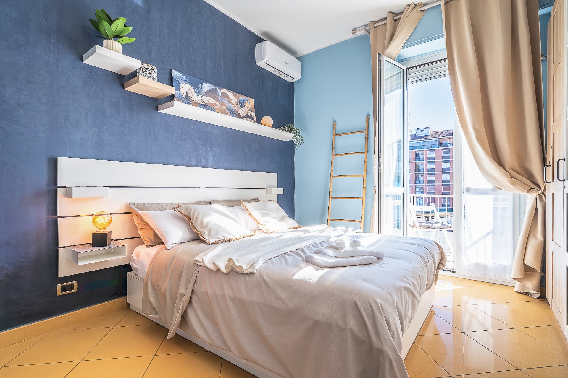 Camera da letto con balcone e tende chiare