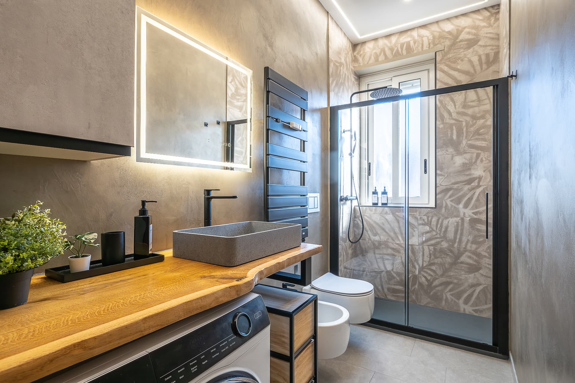 Bagno con doccia walk-in e lavabo in pietra